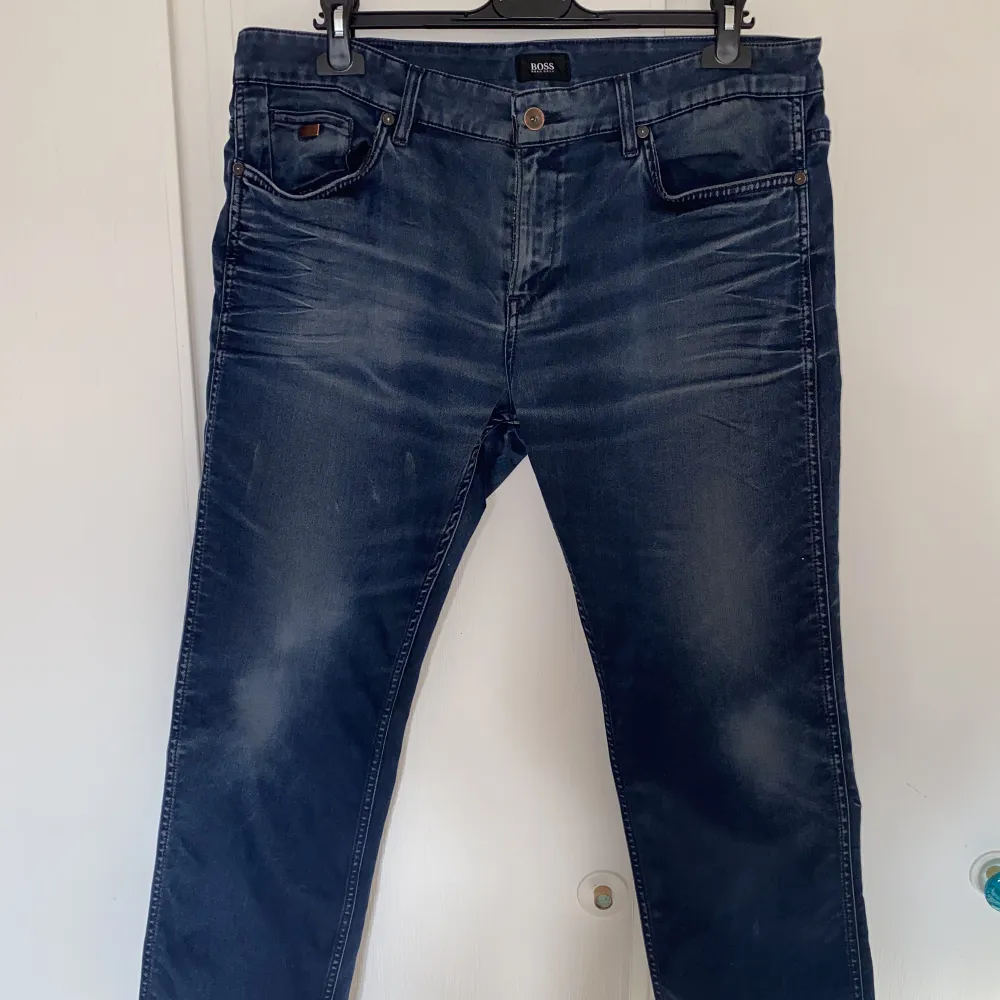 Säljer nu mina Hugo boss jeans som jag hittade i min gaderob, dem har använts runt 3-5 gånger så dem är i nyskick! Dem är i storlek 38/32 men passar folk som har storlek L i vanliga kläder! Om frågor eller behov av mer bilder kontakta mig!. Jeans & Byxor.