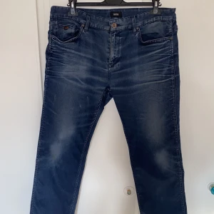HUGO BOSS Jeans - Säljer nu mina Hugo boss jeans som jag hittade i min gaderob, dem har använts runt 3-5 gånger så dem är i nyskick! Dem är i storlek 38/32 men passar folk som har storlek L i vanliga kläder! Om frågor eller behov av mer bilder kontakta mig!