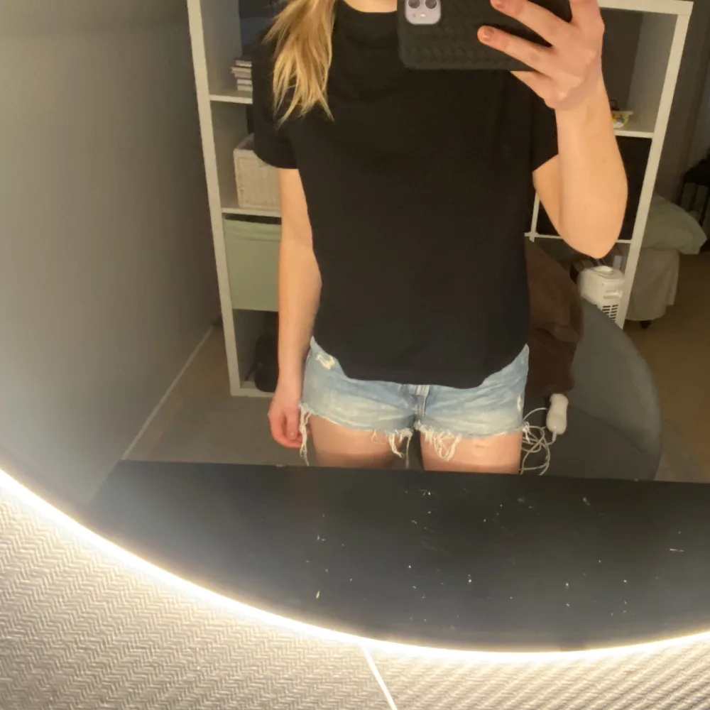 Säljer mina shorts från zara som jag köpte förra sommaren🫶🏼🫶🏼🫶🏼. Shorts.