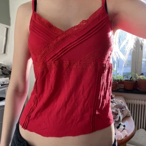 Topp  - Röd topp från Lindex i storlek L. Jag har klippt av den men inget som syns. ❤️