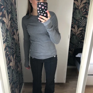 Hm tröja - Säljer denna gråa ribbade tröjan från hm i storlek s. Använd fåtal gånger💞. 70kr. 