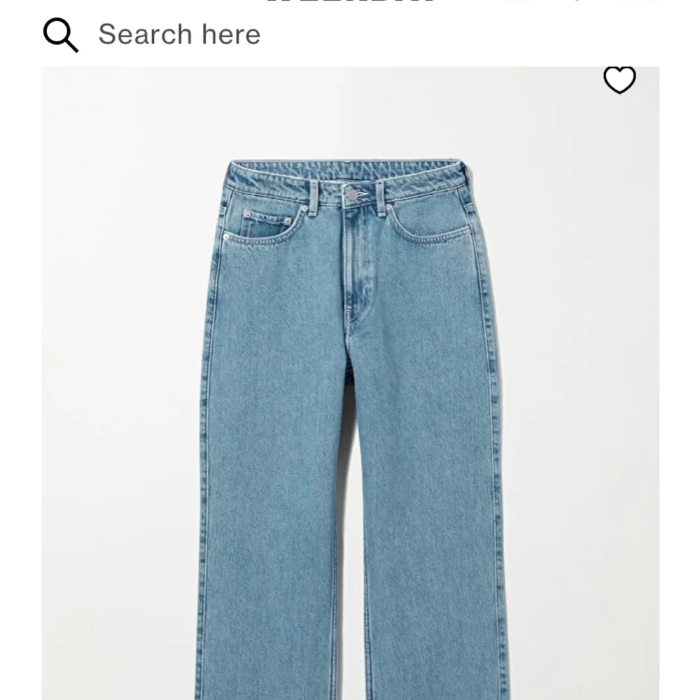 Säljer ännu ett par av weekday jeans i modellen rowe extra high straight jeans!❣️De är jättesnygga men tyvärr för små på mig. Passar dock i längden på mig som är 171! Dom är i bra skick!😊. Jeans & Byxor.