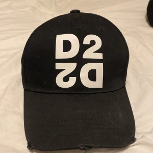 Dsquared2 keps - i säljer denna feta dsquaredkepsen. köpt i Quebec Kanada på en dsquared2 affär för 1299 och nu säljer jag den för har inte haft användning för den. Skriv pm för frågor.