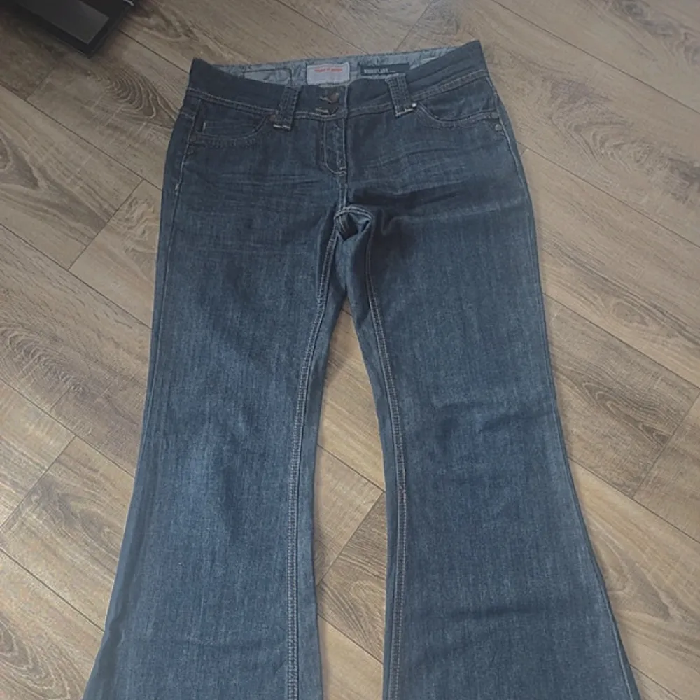 Skit snygga Lågmidjade bootcut jeans med snygga fickor! Måste tyvärr sälja dessa då dom är försmå för mig. Väldigt synd men hoppas att någon annan kan ha dom! 💕 . Jeans & Byxor.