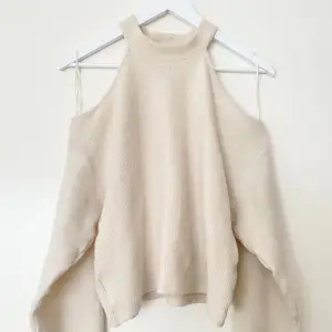 En beige stickat tröja från Gina Tricot, har endast använts 2-3 gånger så den är i väldigt bra skick! Köparen står för frakten, kan även mötas upp i Kungälv/Göteborg🫶🏻