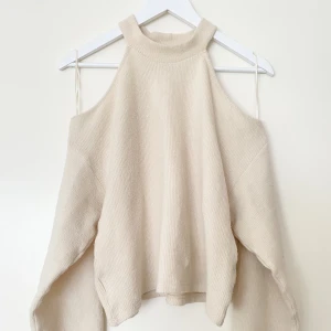 Tröja - Gina Tricot - En beige stickat tröja från Gina Tricot, har endast använts 2-3 gånger så den är i väldigt bra skick! Köparen står för frakten, kan även mötas upp i Kungälv/Göteborg🫶🏻