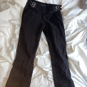 low bootcut cargo byxor  - TRYCK EJ PÅ KÖP NU!!  säljer ett par low bootcut cargo byxor.  Köpta secondhand för 200kr och jag har använt dom ca 3 gånger och dom har inga defekter. Midjemåttet är 38 och dome stretchiga.  Pris kan diskuteras.