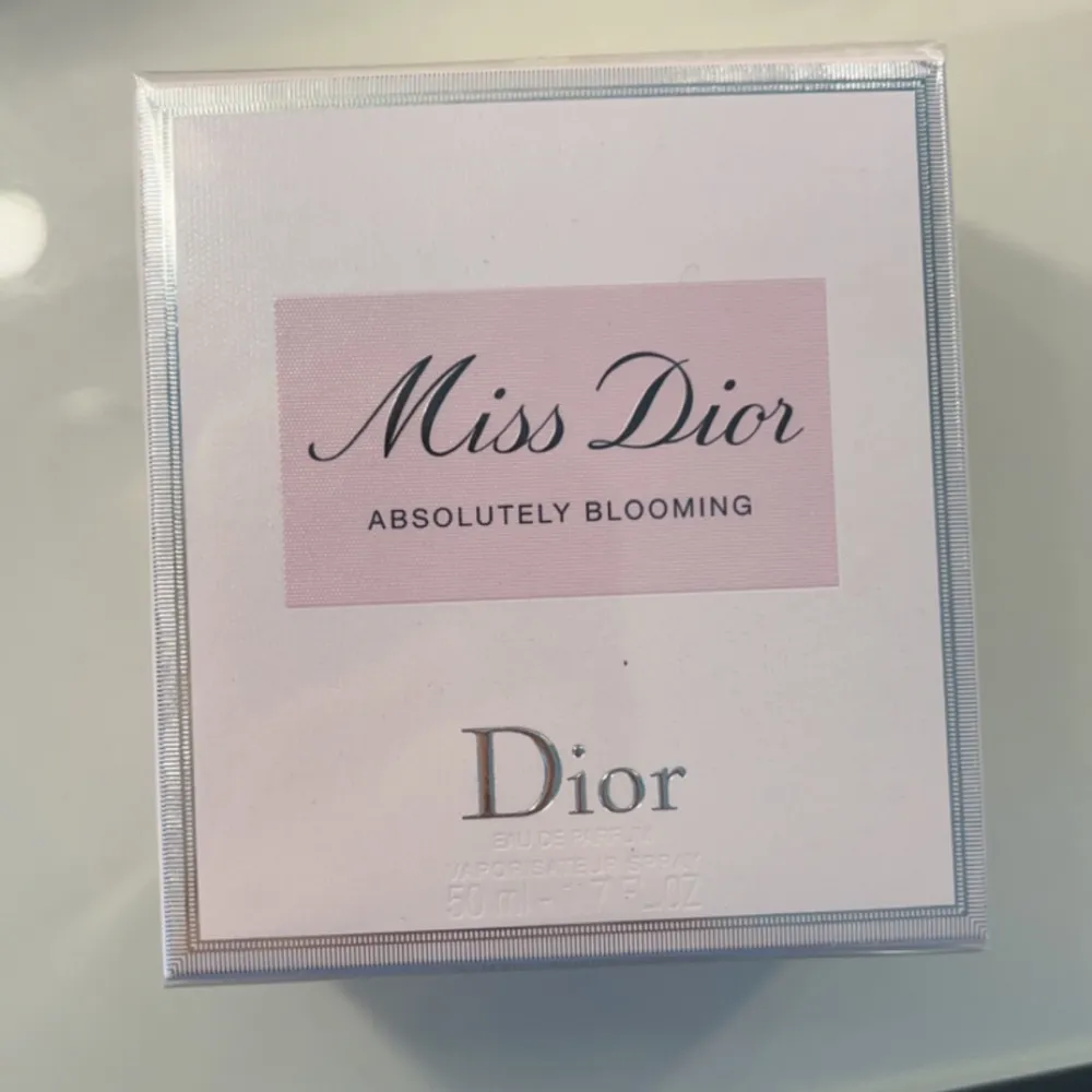 Säljer min oanvänd absolutely blooming miss dior 50 ml då jag har en annan💞. Parfym.