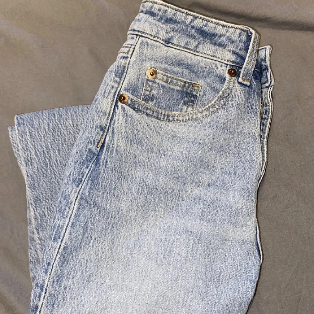 Säljer dessa hm jeans i storlek 32, inga defekter och har använts sällan! Nypris 500-600 och säljer för 200 + frakt💞 Pris kan diskuteras💞. Jeans & Byxor.