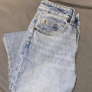 Säljer dessa hm jeans i storlek 32, inga defekter och har använts sällan! Nypris 500-600 och säljer för 200 + frakt💞 Pris kan diskuteras💞