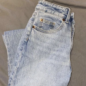 Blå hm jeans  - Säljer dessa hm jeans i storlek 32, inga defekter och har använts sällan! Nypris 500-600 och säljer för 200 + frakt💞 Pris kan diskuteras💞
