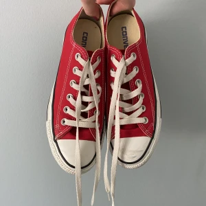 Röda låga converse - Storlek 37.5, se sista bilden! Använda två-tre ggr, försökte få dem att passa på mina 38-fötter men gav upp🫠Några märken på tårna och lite smutsiga sulor (tvättar gärna innan frakt om det önskas) men annars i perfekt skick.