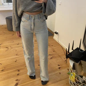 zara jeans - snygga högmidjade jeans, snygg ljus färg nu till vår/sommar