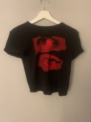 Tröja med tryck  - En tröja med ett coolt tryck  Ny