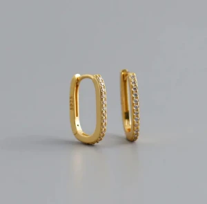 Minimalistiska 925 sterlingsilver örhängen i geometrisk form som nya!  - Minimalistiska 925 sterlingsilver örhängen Med små strass geometrisk form som nya! Från Etsy