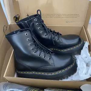 Nyköpta Dr.Martens, säljer pga för små. Storlek 38 men passar mer en 37 eller 37 1/2. Nypris är 2400kr. Kan mötas upp i gbg så kan du testa dem.   Modell Jadon Smooth plattformskängor i läder. ✨