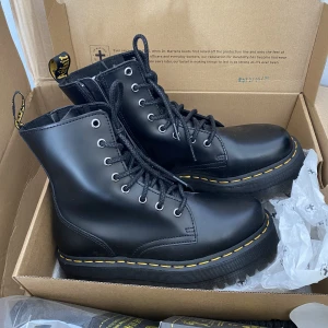 Dr.Martens  - Nyköpta Dr.Martens, säljer pga för små. Storlek 38 men passar mer en 37 eller 37 1/2. Nypris är 2400kr. Kan mötas upp i gbg så kan du testa dem.   Modell Jadon Smooth plattformskängor i läder. ✨