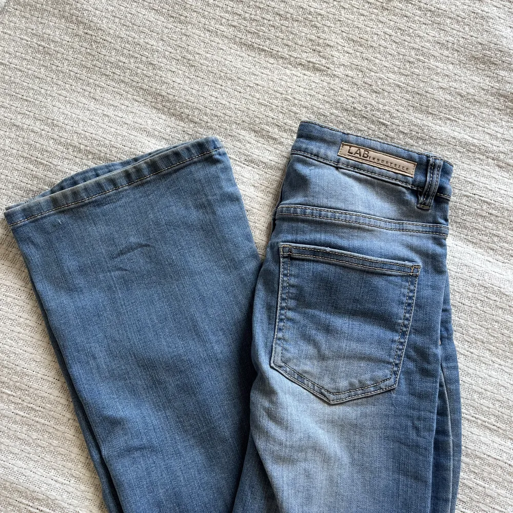 Superfina jeans! Lågmidjade bootcut jeans köpta här på plick. Säljer då dom var för små för mig 💗. Jeans & Byxor.