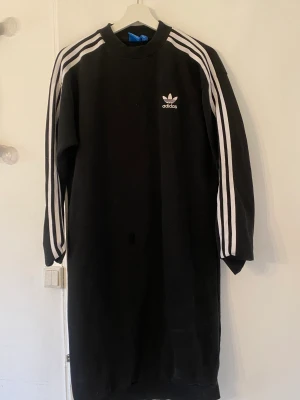 Adidas Klänning - Adidas klänning. 70% bomull  30% polyester 