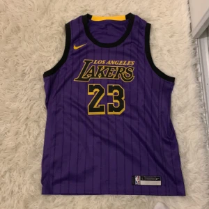 Basketlinne Lebron James Lakers 23 - Säljer nu båda mina basketlinnen de är aldrig använda då jag snabbt slutade med basket. Även att de ej passar mig längre. Storlek L barn Orginal pris 899 kr på båda linnena 