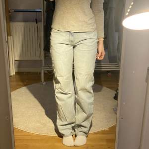Mid waist jeans från Gina i storlek 34/XS men skulle mer säga att det är storlek S. Nyskick då de bara är använda ett par gånger. Pris kan diskuteras (nypris 500) 💓