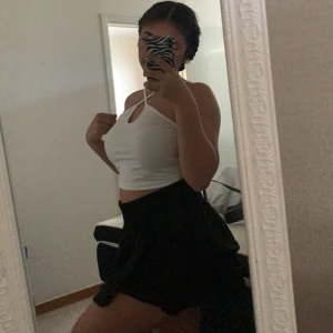 Svart kjol - Svart kjol med volanger från SHEIN i super fint skick, passar stl xs-m.