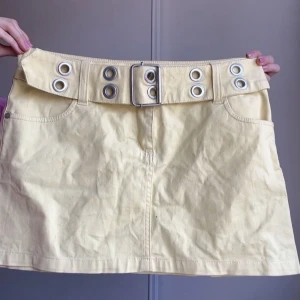 Kjol med bälte  - Super cool kjol tyvärr lite för stor för mig. Står ingen direkt strl men skulle tippa på att det är en 38. 🌼✨frakt 54kr. Köps den via ”köp direkt” knappen gäller frakten som står vid frakt alternativen💛