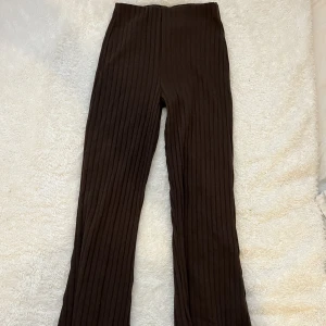 Bruna mjukisbyxor - Bruna mjukis byxor från New Yorker som är mycket stretchiga och i jättefint skick! Passar stl xxs-m. 