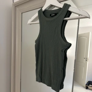 ribbat linne - Grönt ribbat linne från bikbok i storlek xs, bra skick💕