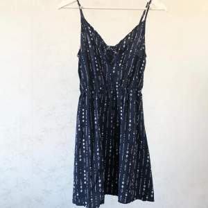 Mörkblå luftig klänning med knytning upptill från H&M 🤍