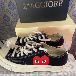 Converse chuck Taylor 77 low (Gomme des garcons) - Säljer mina cdg converse då jag inte gillar dom. Storlek 42 Nypris 1699 Mitt pris 699 Cond 8/10 Boxen följer med!  