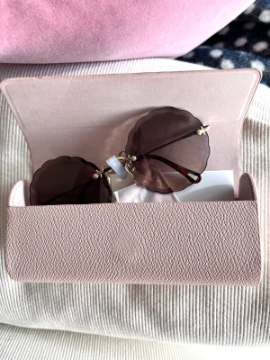 Coola Chloé solglasögon - Oanvända jättesnygga runda glasögon från Chloe. Modell CH0047S.  Kvitto finns, inköpta 2022 på Miinto.