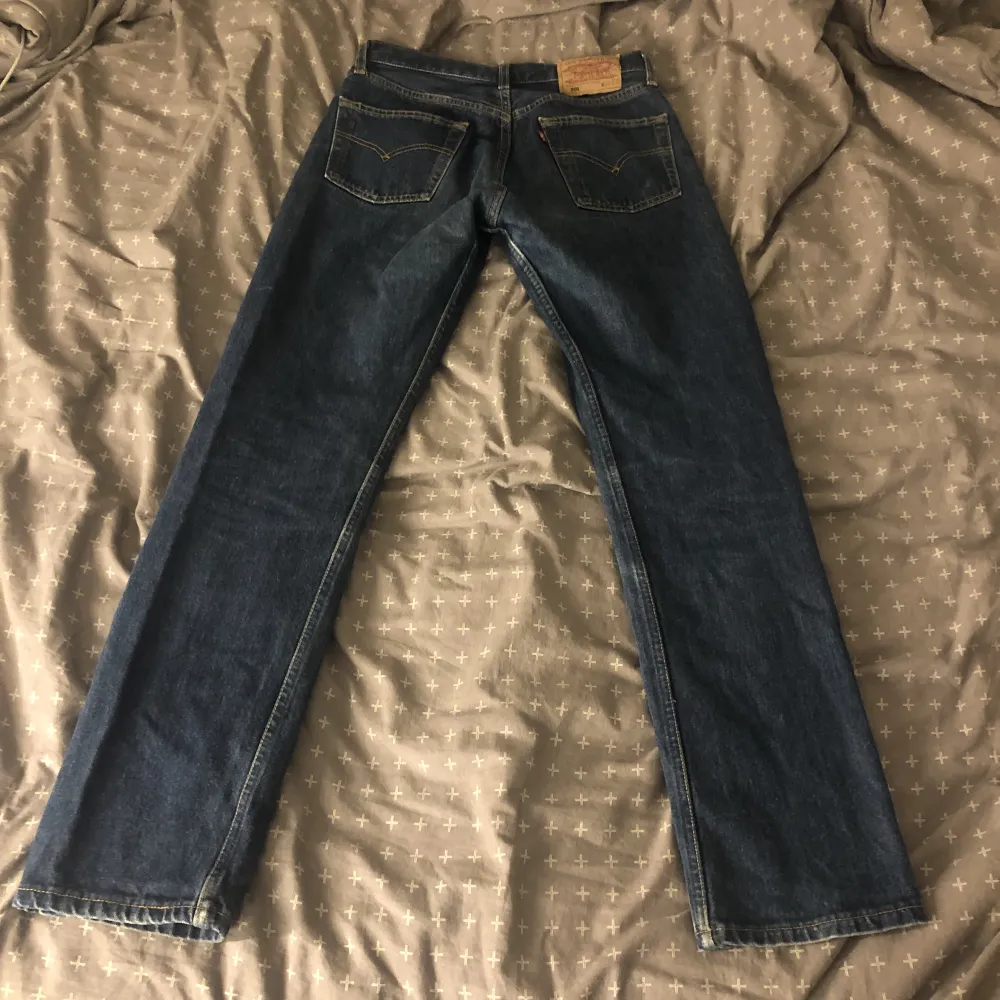 Köpta secondhand. Inga synliga skador förutom märket bak på jeansen. . Jeans & Byxor.