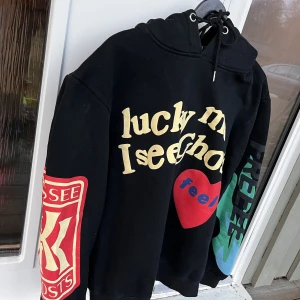 Hoodie - Kids See Ghosts - Kanye West - Kid Cudi  Hoodie i bra skick, börjar noppra lite. Tänker mig 300 spänn men det går att diskutera. Snygg oversize-form med struktur och stor huva. Passar snyggt och baggy för M