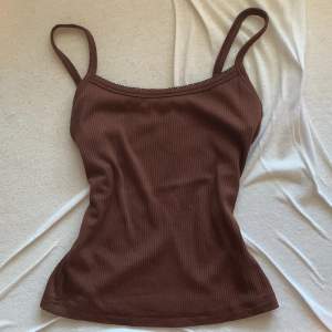 jättefint brunt linne med fina slå spets-detaljer ❣️ storlek xs men är väldigt stretchig så passar många! 😇 inga defekter, knappt använd, säljer för den ej kommer till användning 🌟