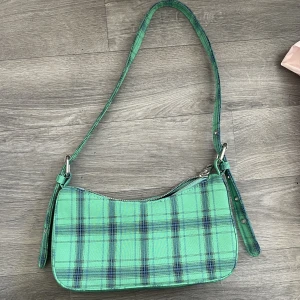 Väska PULL&BEAR - Säljer min rutiga väska från Pull&Bear då den aldrig kommit till använding. Den har ett fack i sig. 