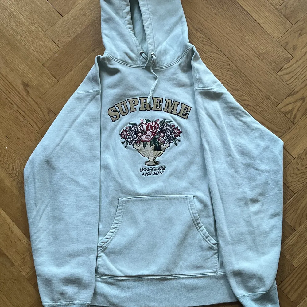 Supreme hoodie säljes! Storlek M DM vid intresse:) pris kan diskuteras vid snabb affär. Hoodies.