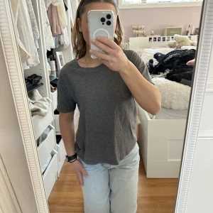 Grå T-shirt - En grå t-shirt från Dr denim