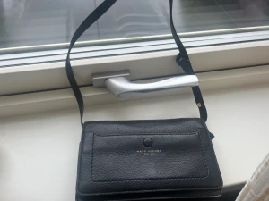 Marc jacobs väska - Super söt liten Marc jacobs väska man kan använda till fest eller vardags💗 kan göra bandet långt också! köpt för 4 år sen nypris ca 3000