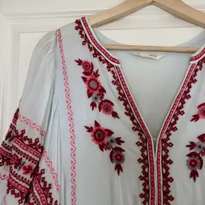 Säljer denna fina bomullsklänning från Odd Molly 🦋 Style: Margaux Dress, storlek L. Nypris 2995kr. Sparsamt använd