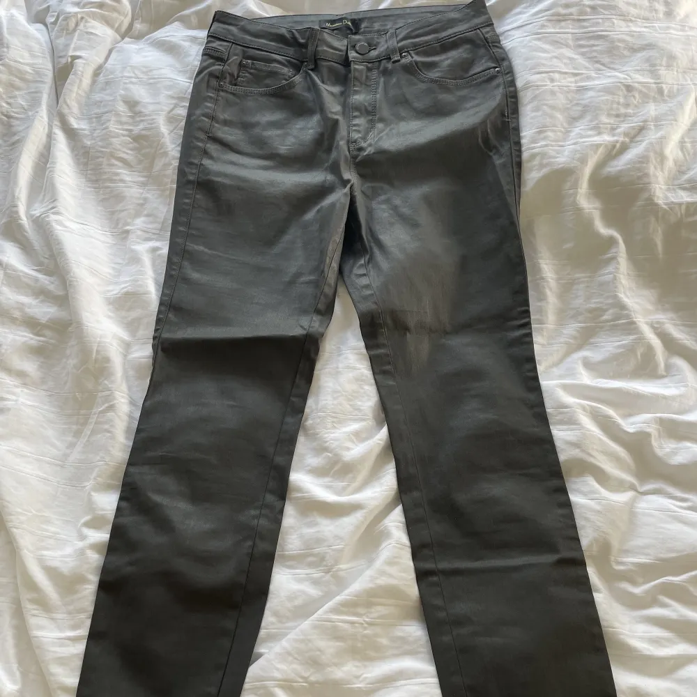 Gråa jeans från massimo duttii EU 40, liten i storleken. De är i bra skick. Straight fit. Nypris: 999kr Passar även XS och S.. Jeans & Byxor.