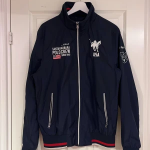 Vår/sommar jacka - Säljer nu min vår/sommar jacka som inte kommit till använding. Köpt i USA. Mycket bra skick, nypris 1000kr