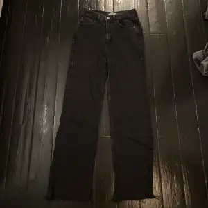 Säljer ett par svarta raka jeans från PULL&BEAR i storlek 36. Säljer då dom är för små för mig, använda ett fåtal gånger och sitter jätte fint på. Skulle uppskatta att längden passar någon som är runt 165cm!😊 hör av för mer bilder
