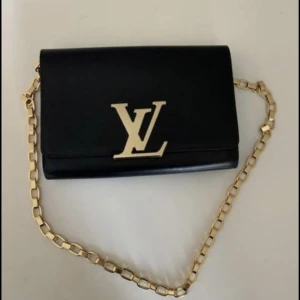 Louise Vuitton  - Nu har jag bestämt mig för att sälja mig fantastiskt snygga Louis Vuitton väska då den tyvärr inte kommer till användning. Kvitto, Dustbag samt kartong medföljer. Hör av er om ni vill ha fler bilder! Ordpris 22.000kr