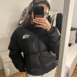 The north face puffer jacka - Säljer min fina north face jacka som är i 1996 retro nuptse modellen. Nypris ca 3700kr. Mitt pris 1600kr. Det är i herrmodell men storlek XS, alltså motsvarar detta storlek S-M i dam. Valde den modellen för att få längre armar och mer oversized passform.