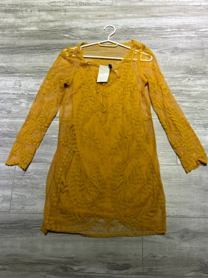 Klänning - Klänning från H&M aldrig använd. Normal i storlek och i fin senapsgul färg. 