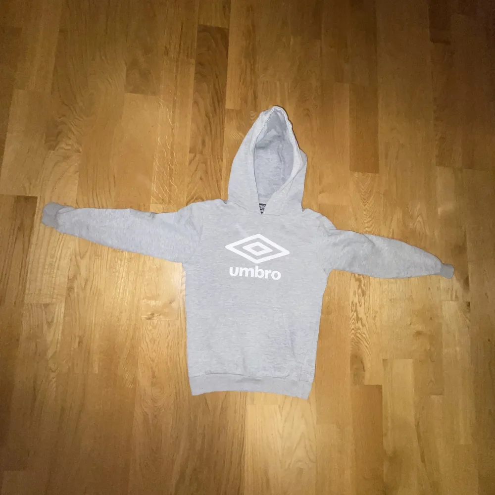 Säljer min gråa umbro hoodie🥰Den är i super skick och jätte skön😍Pris går att diskuteras, kom privat för fler frågor💗. Hoodies.