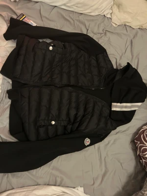 Moncler luvtröja - Äkta och måttligt använd. Lite för stor.   SÄLJES IDAG, sista bud vid kl 18:30