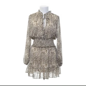 Zara klänning  - Säljer denna klänning från zara i storlek xs då den inte kommer till användning. Har endast används en gång.