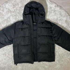 Balenciaga Jacka - balenciaga puffer . .   . . pris ej hugget i sten